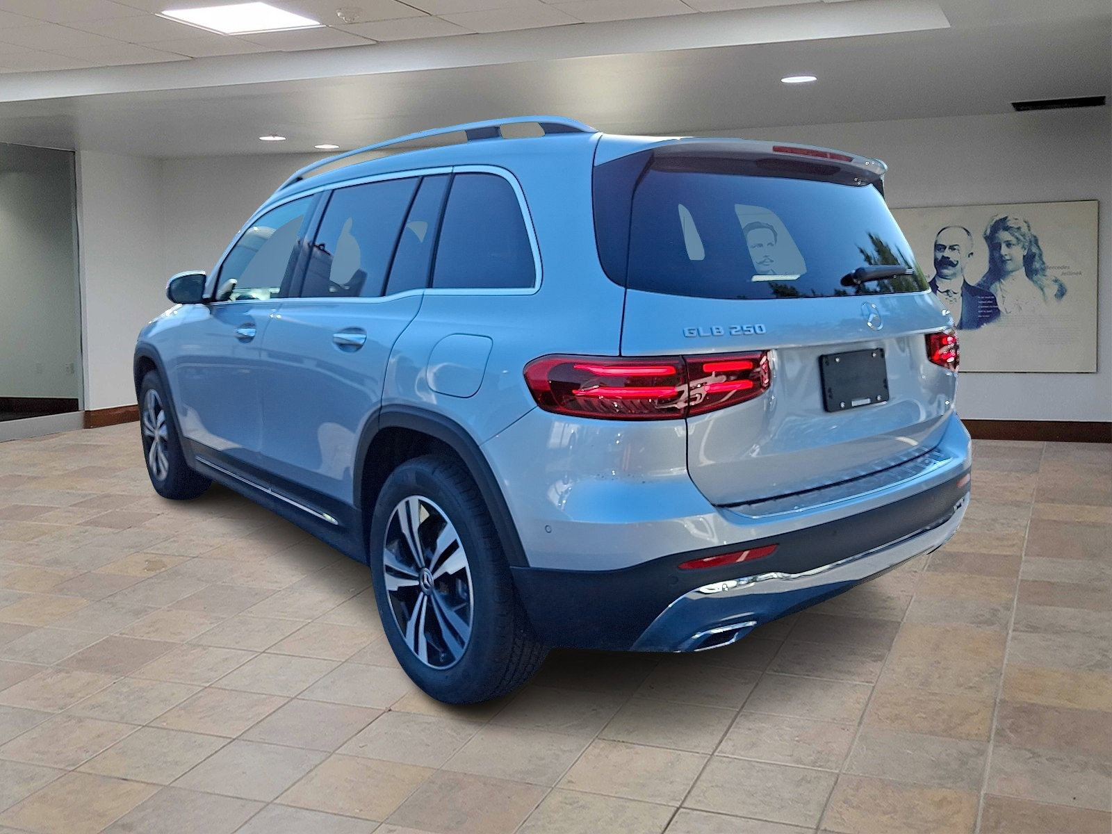 2026 Mercedes Benz GLB 250 4MATIC photo 4