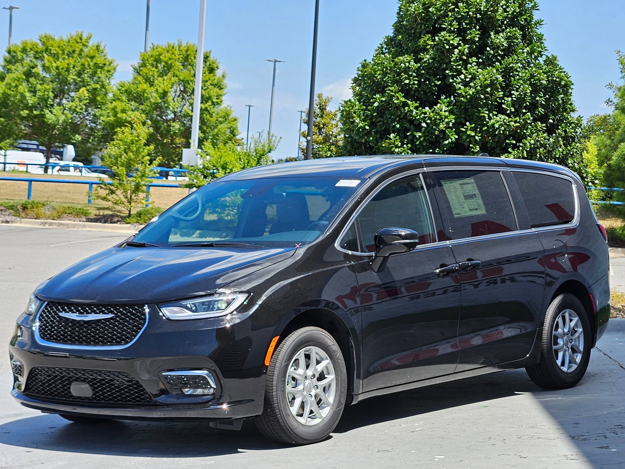 2025 Chrysler Pacifica photo 3