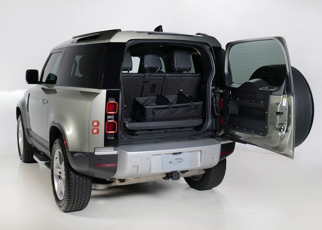 2024 Land Rover Defender 90 S photo 29