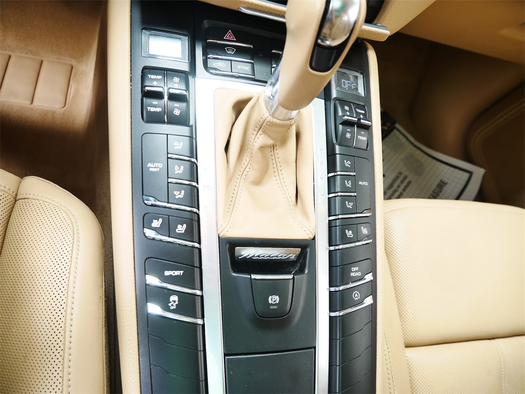 2015 Porsche Macan S photo 21