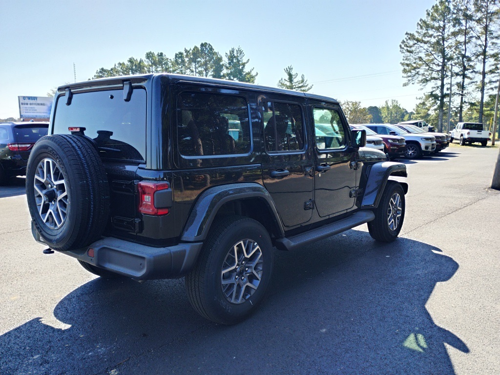 2025 Jeep Wrangler Sahara photo 4