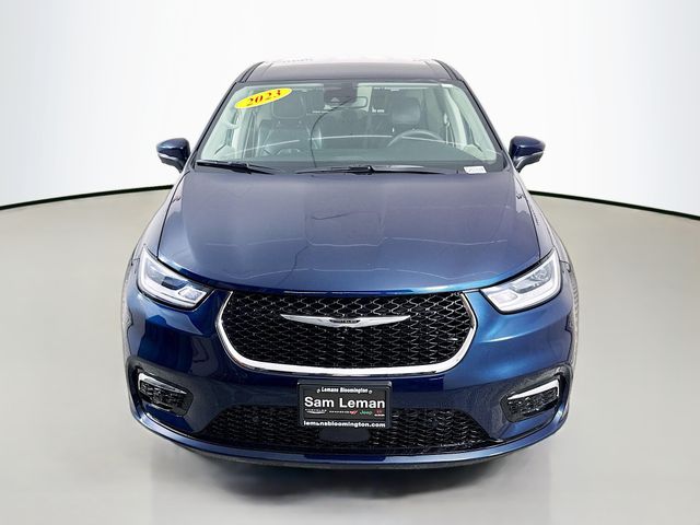 2023 Chrysler Pacifica Touring L photo 2