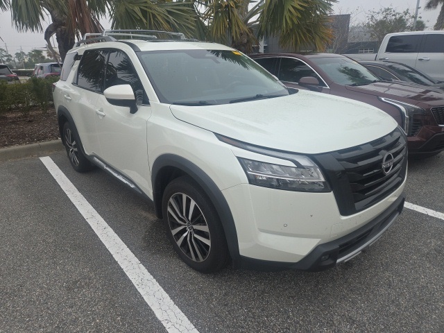 2023 Nissan Pathfinder Platinum's photo