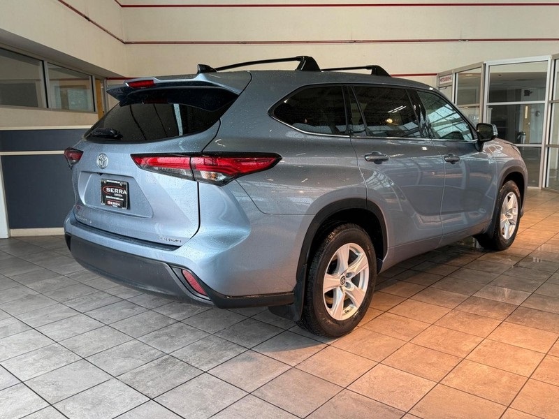 2022 Toyota Highlander LE photo 3