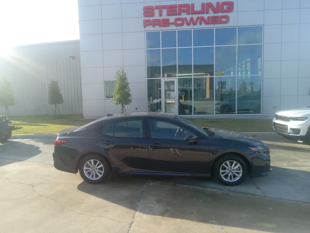 2025 Toyota Camry LE's photo