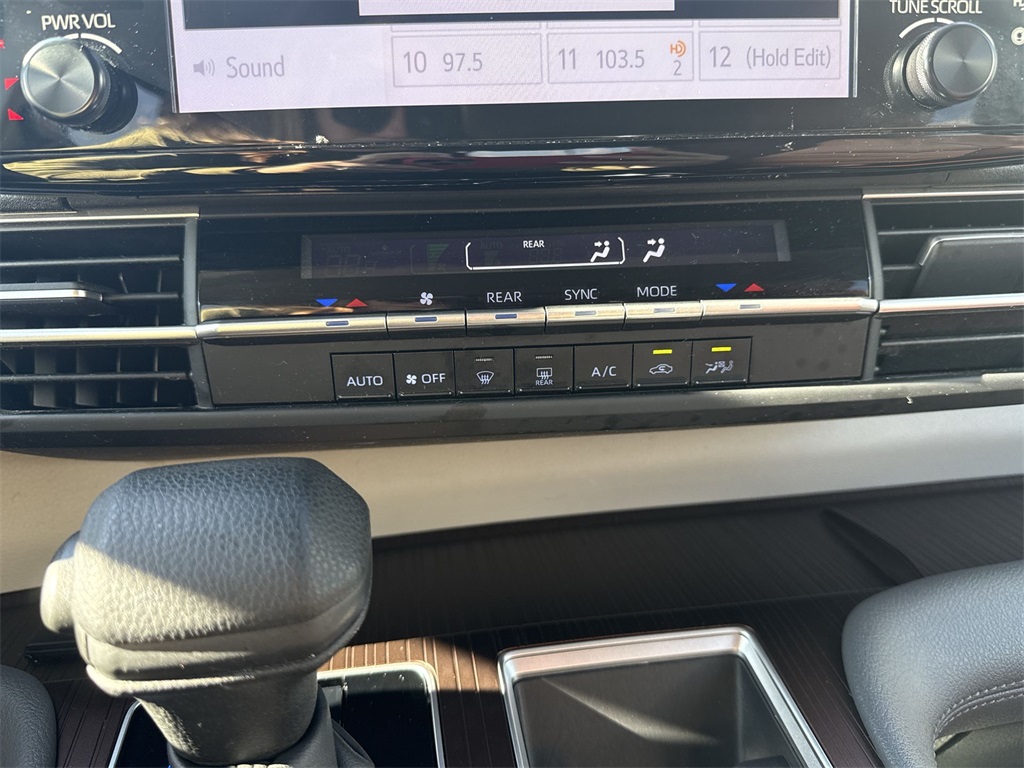 2022 Toyota Sienna LE photo 19