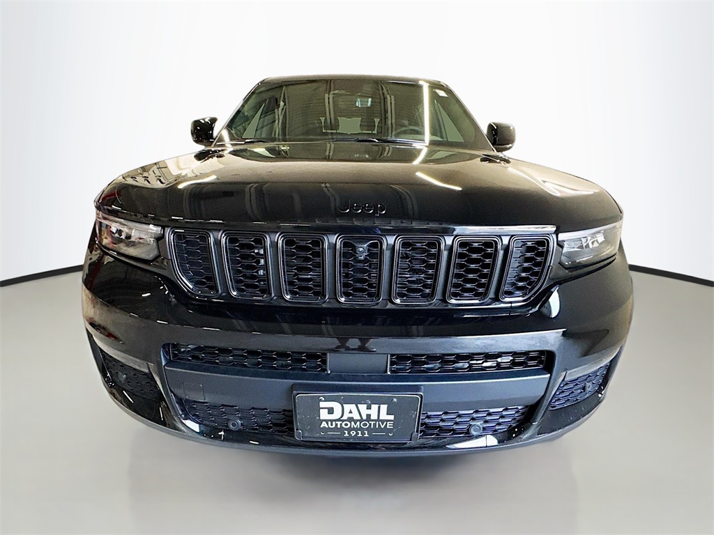 2025 Jeep Grand Cherokee Limited photo 2