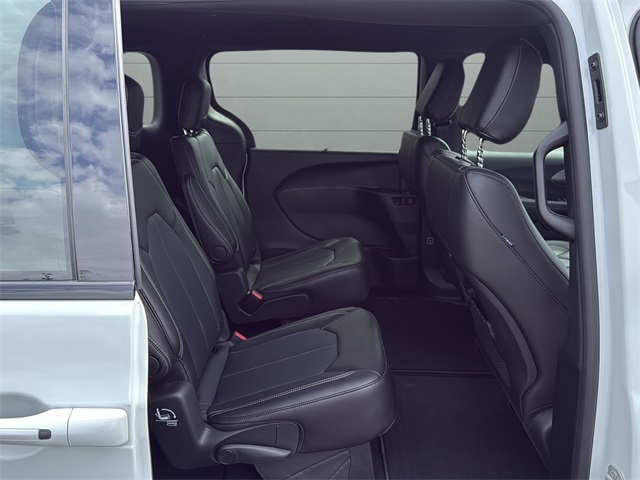 2026 Chrysler Pacifica photo 14