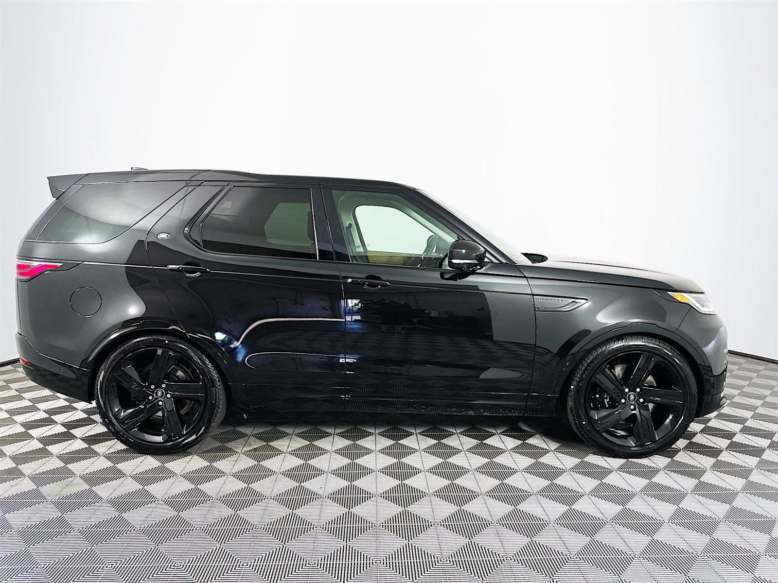 2025 Land Rover Discovery Metropolitan Edition photo 3