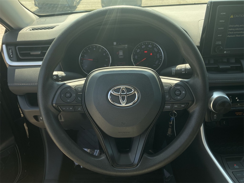 2022 Toyota RAV4 LE photo 11