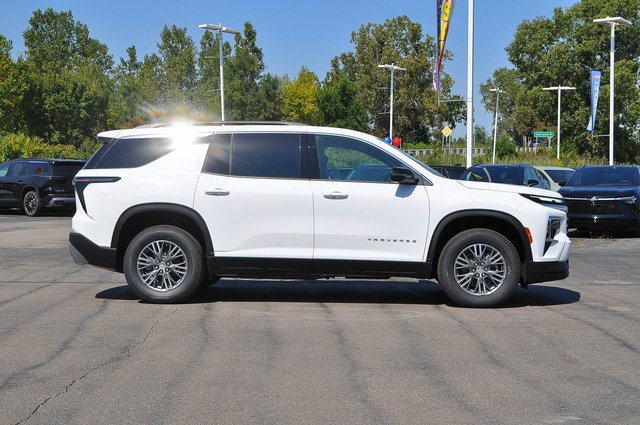 2026 Chevrolet Traverse photo 2