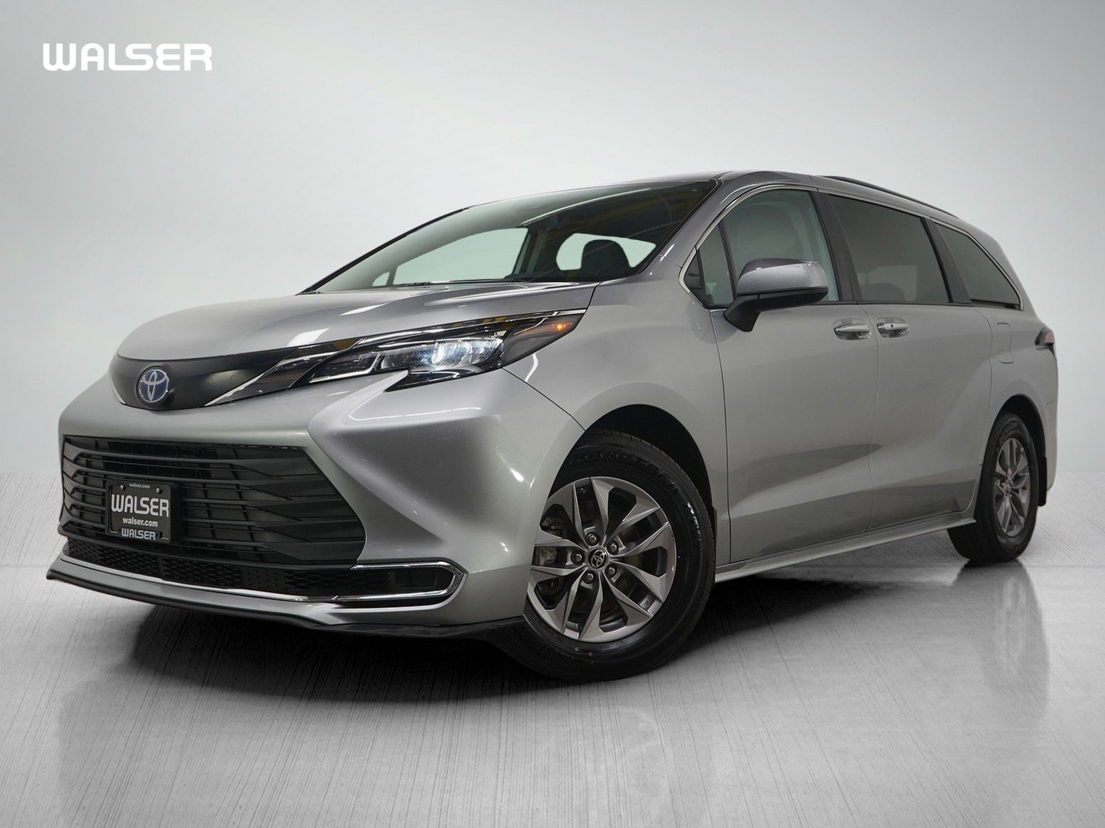 2024 Toyota Sienna XLE's photo