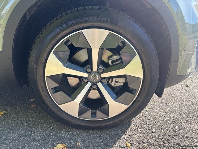 2025 Volvo XC40 Plus photo 8