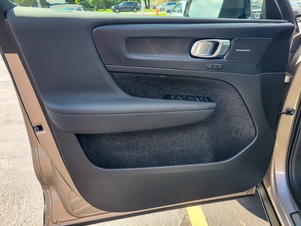 2023 Volvo XC40 Recharge Ultimate AWD photo 16