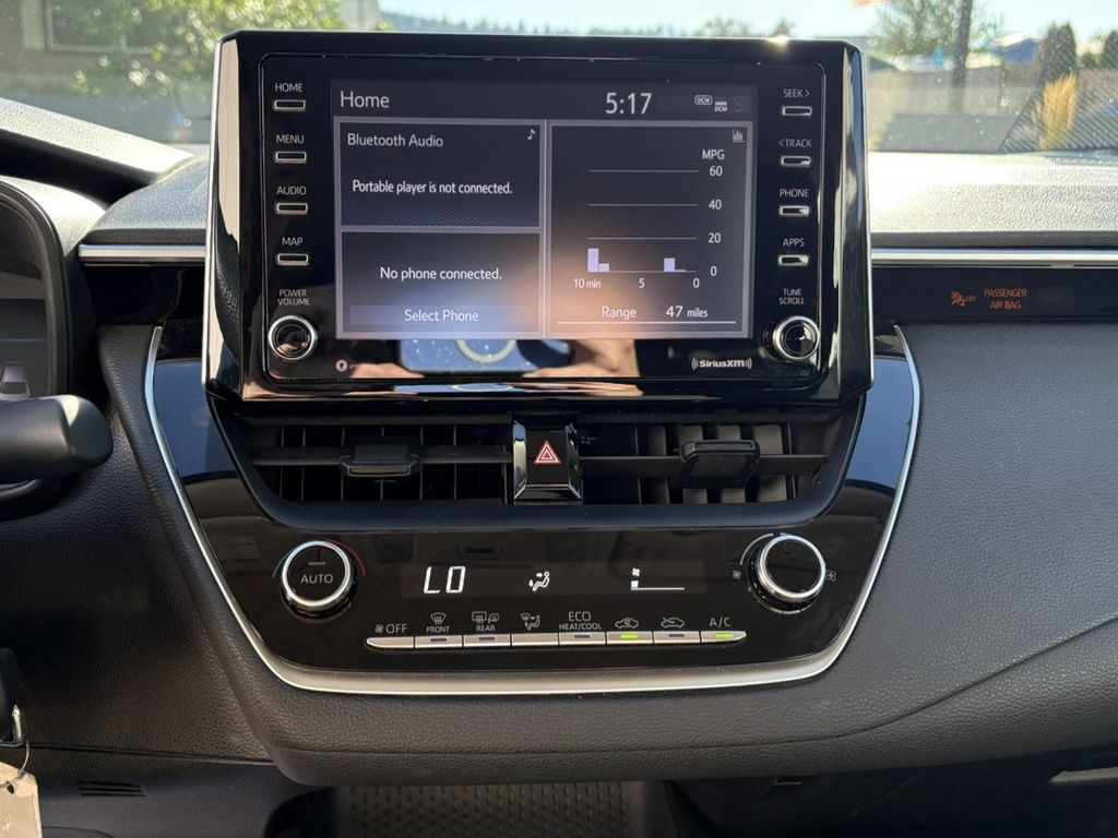 2021 Toyota Corolla LE photo 17