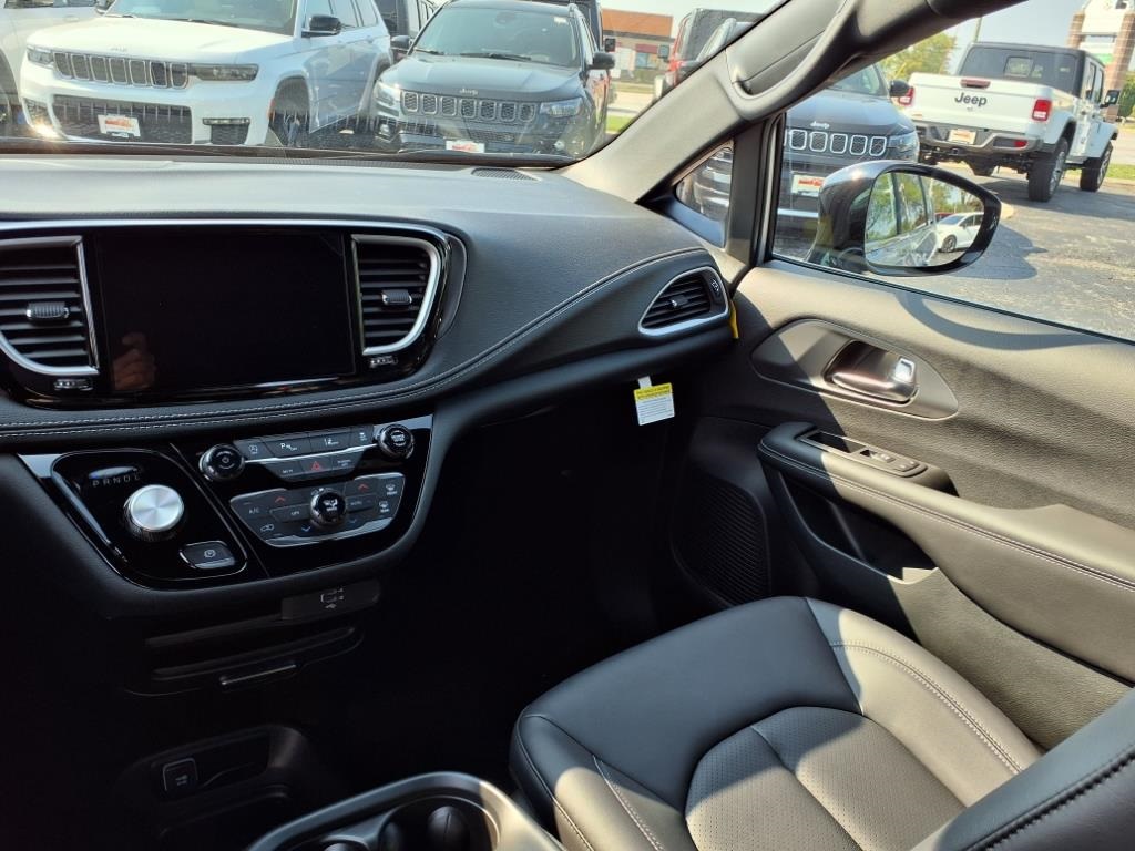 2026 Chrysler Pacifica photo 14