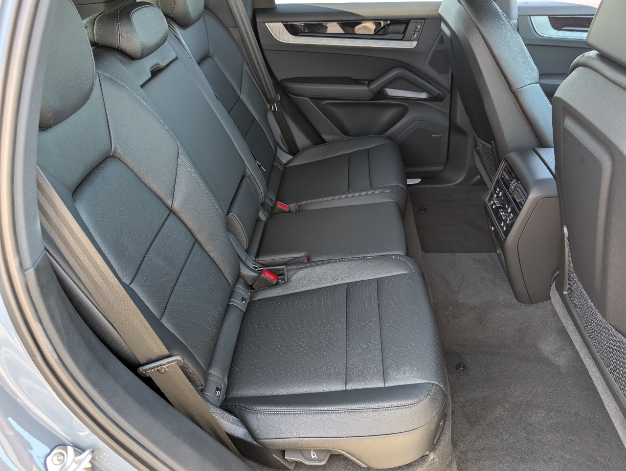2025 Porsche Cayenne photo 7