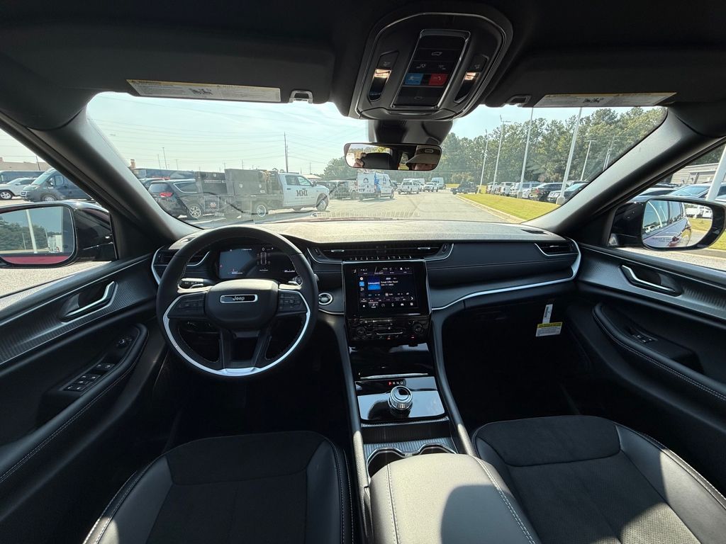 2025 Jeep Grand Cherokee Altitude photo 12