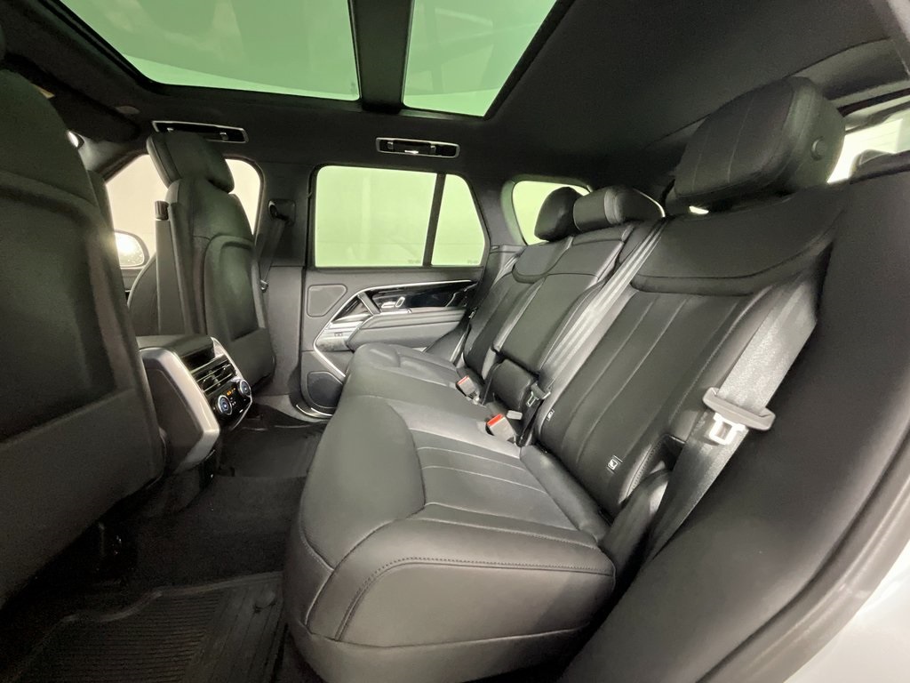 2025 Land Rover Range Rover SE photo 4