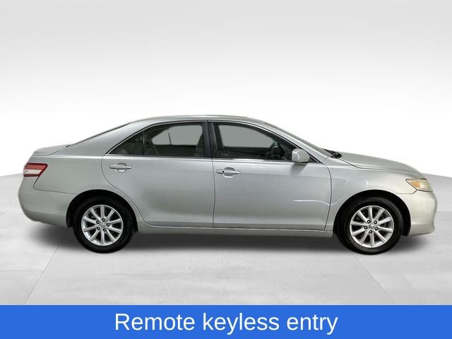 2011 Toyota Camry XLE photo 2