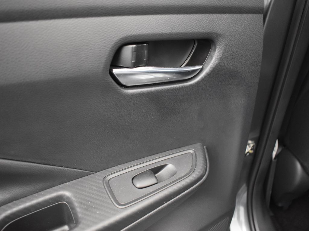 2025 Nissan Versa 1.6 SV photo 14