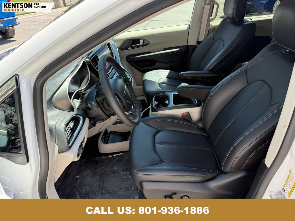2024 Chrysler Pacifica Touring L photo 26