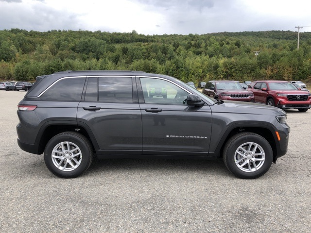 2025 Jeep Grand Cherokee Laredo X photo 2