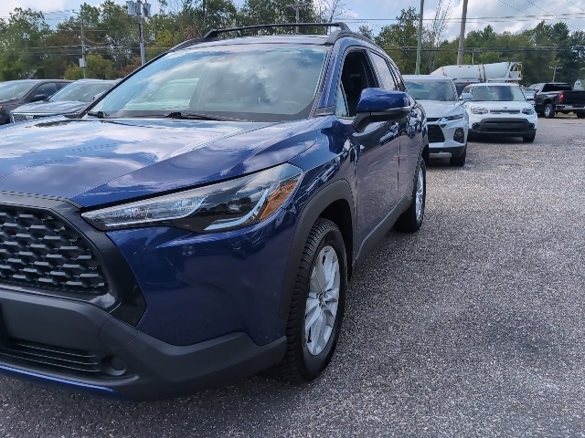 2022 Toyota Corolla Cross LE photo 2