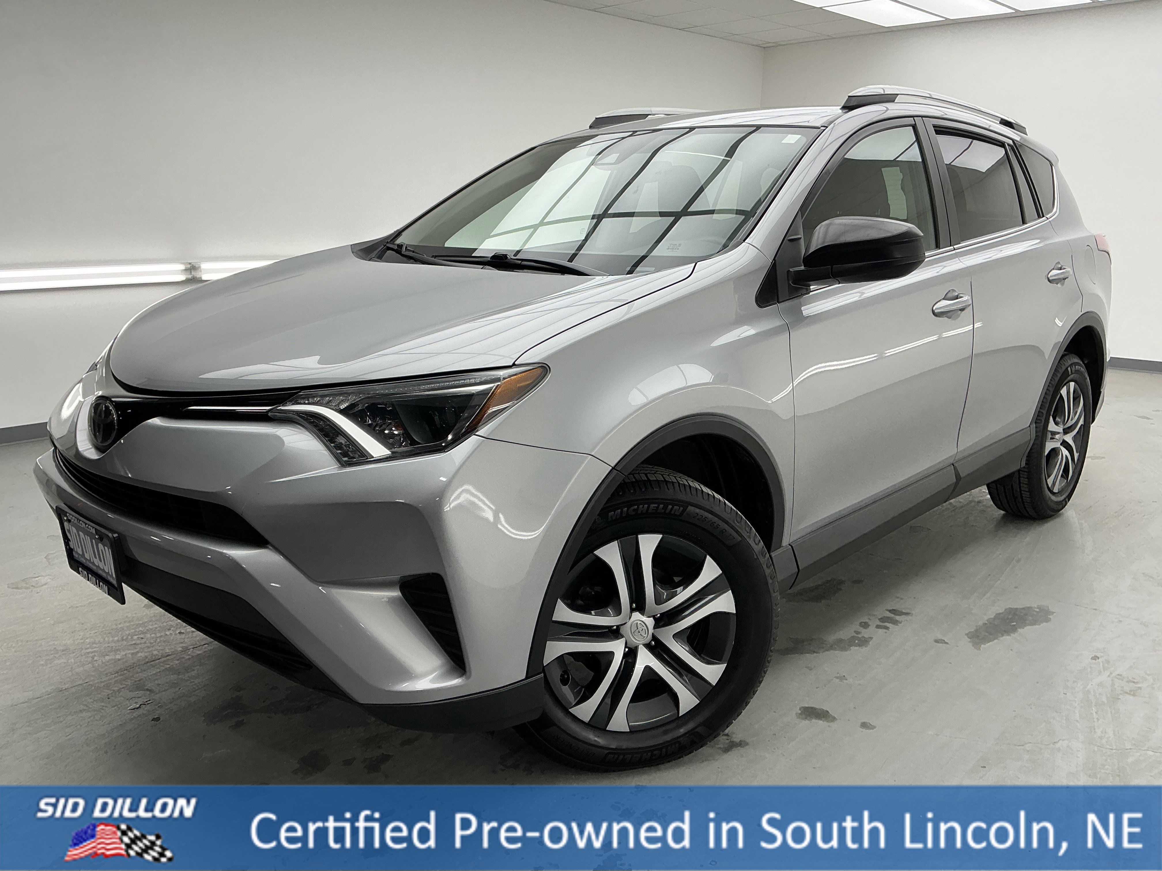 2018 Toyota RAV4 LE's photo