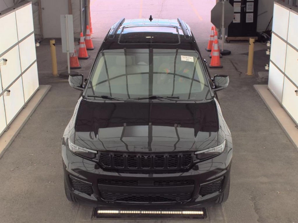 2022 Jeep Grand Cherokee Limited photo 2