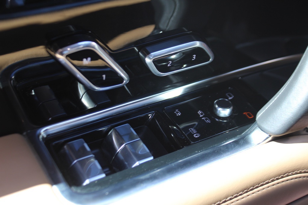2023 Land Rover Range Rover SE photo 12