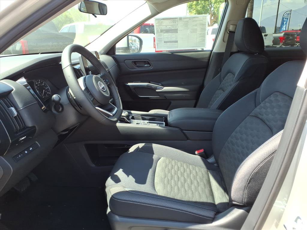 2025 Nissan Pathfinder SV photo 8