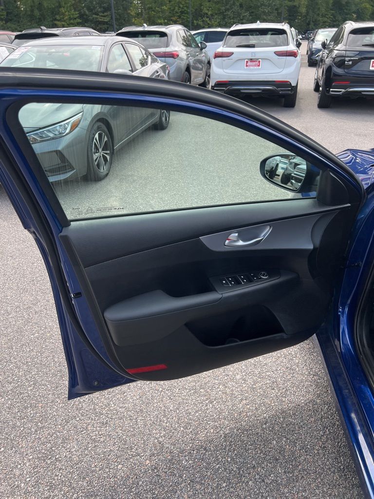 2023 Kia Forte LXS photo 9