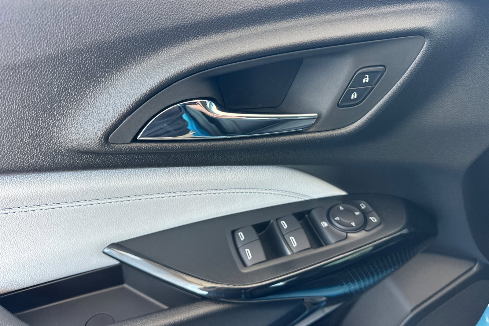 2025 Chevrolet Trax LT photo 11