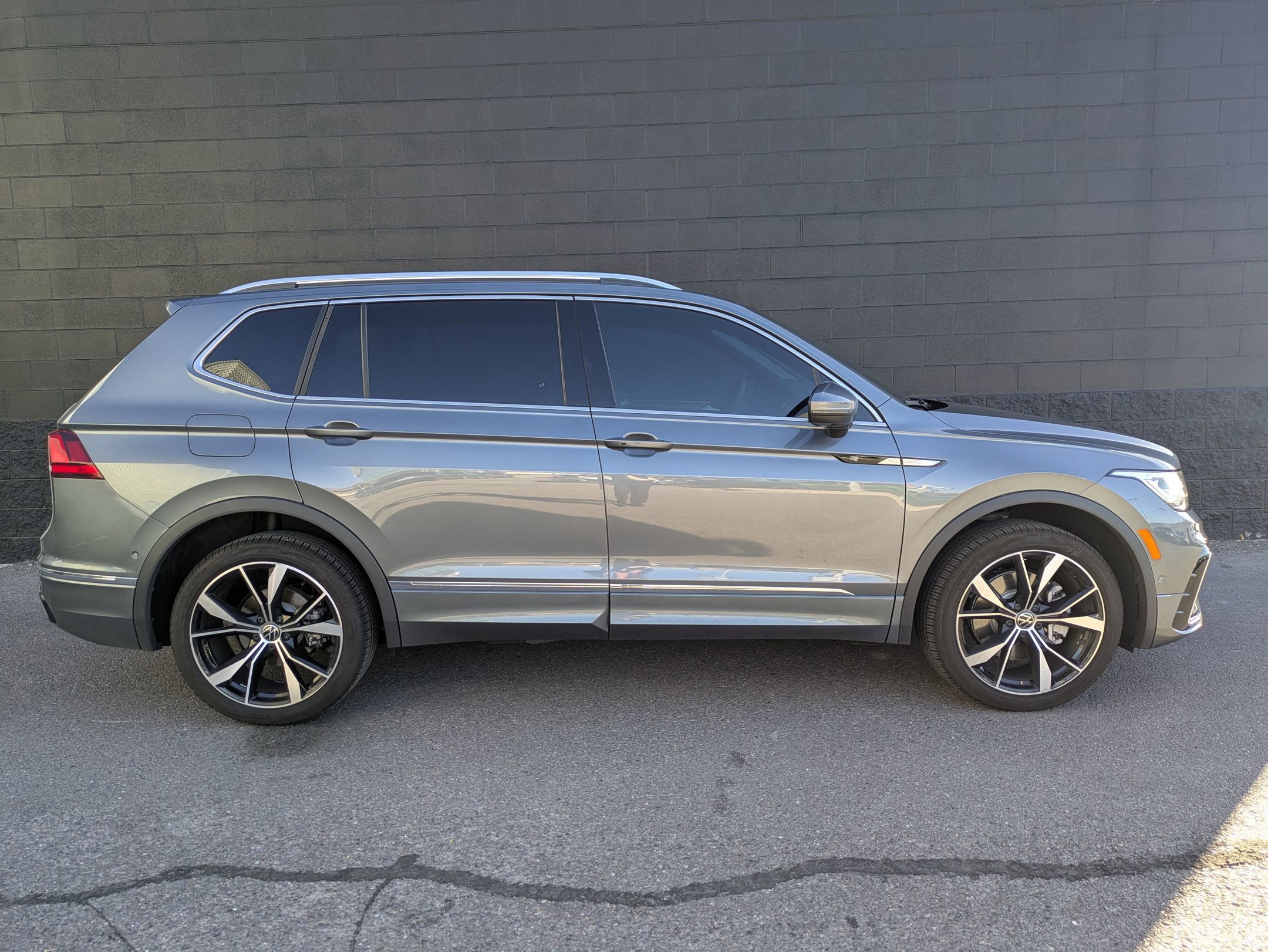 2024 Volkswagen Tiguan SEL R-Line Black photo 4