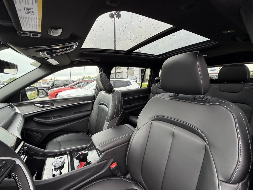 2025 Jeep Grand Cherokee Limited photo 12