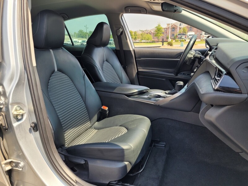 2020 Toyota Camry SE photo 11