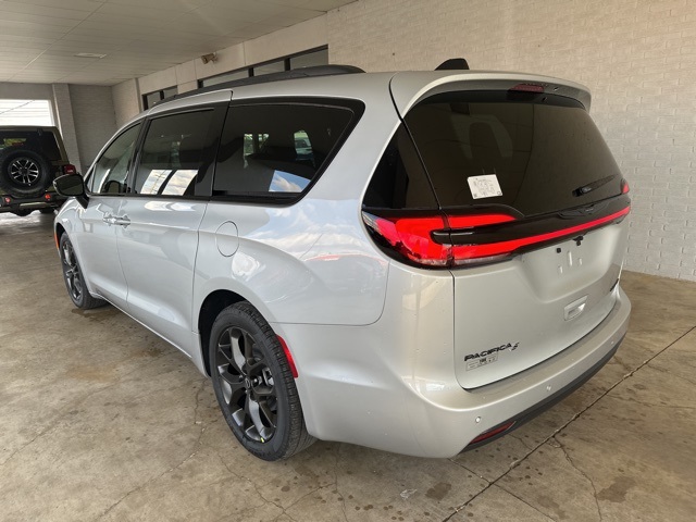 2026 Chrysler Pacifica Limited photo 3