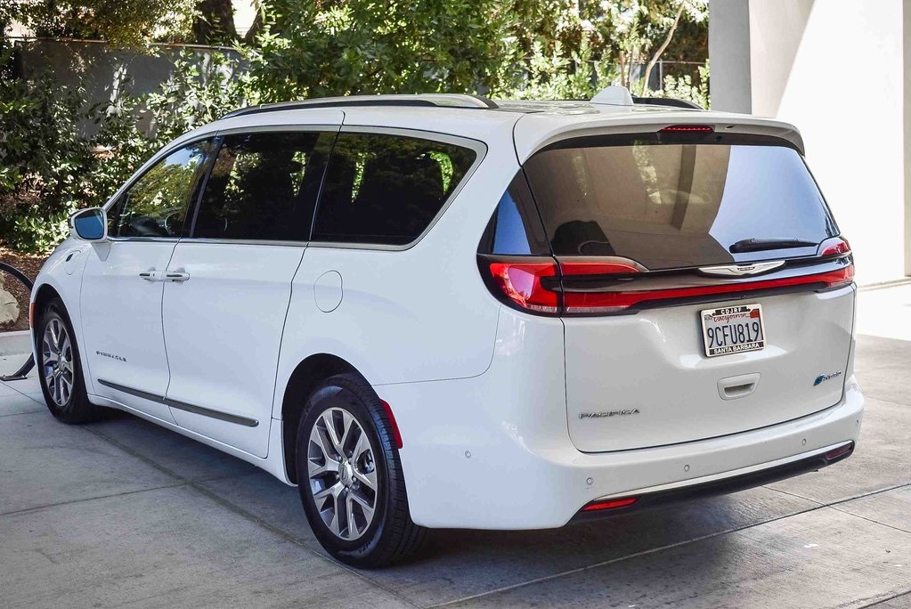 2022 Chrysler Pacifica Hybrid Pinnacle photo 4