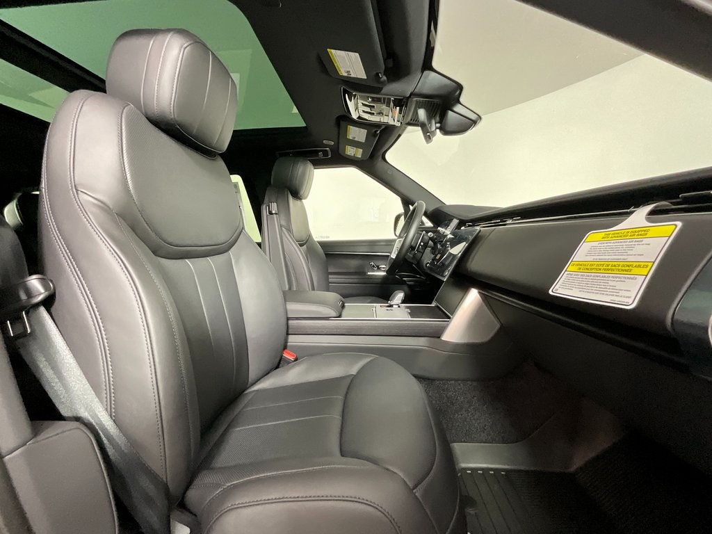 2025 Land Rover Range Rover SE photo 2