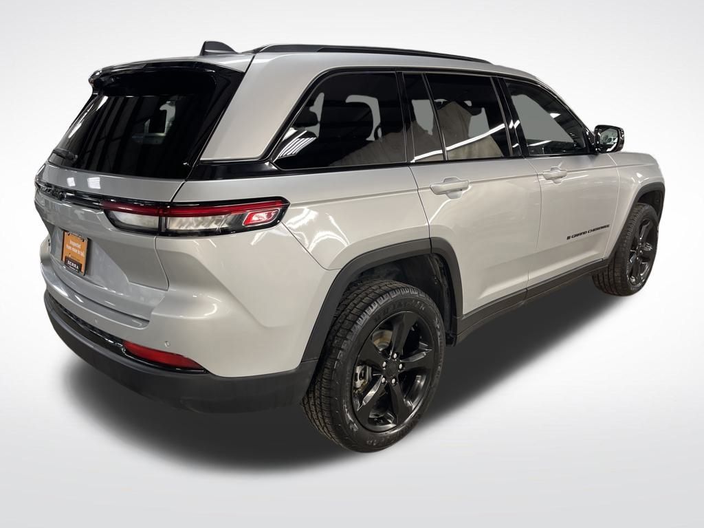 2023 Jeep Grand Cherokee Altitude photo 4