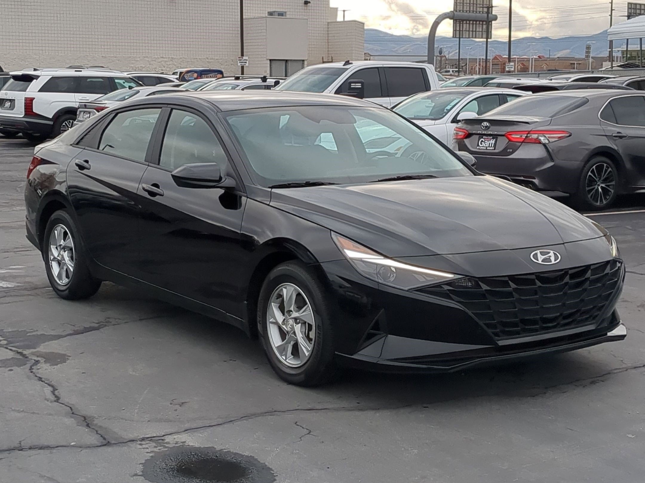 2023 Hyundai Elantra SE's photo