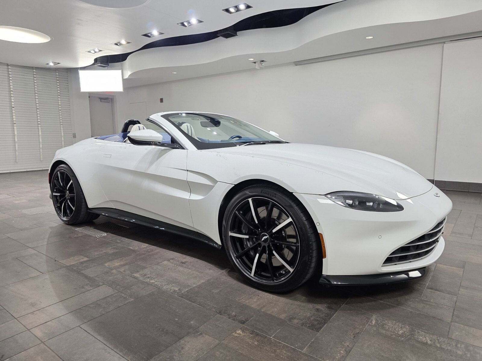 2022 Aston Martin Vantage Base