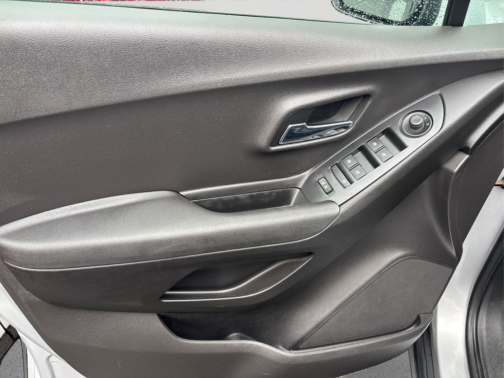 2017 Chevrolet Trax LS photo 19