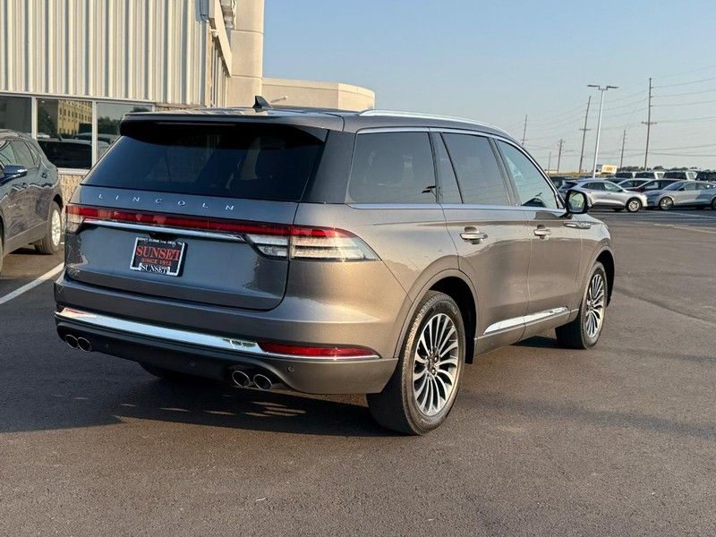 2022 Lincoln Aviator Standard photo 3