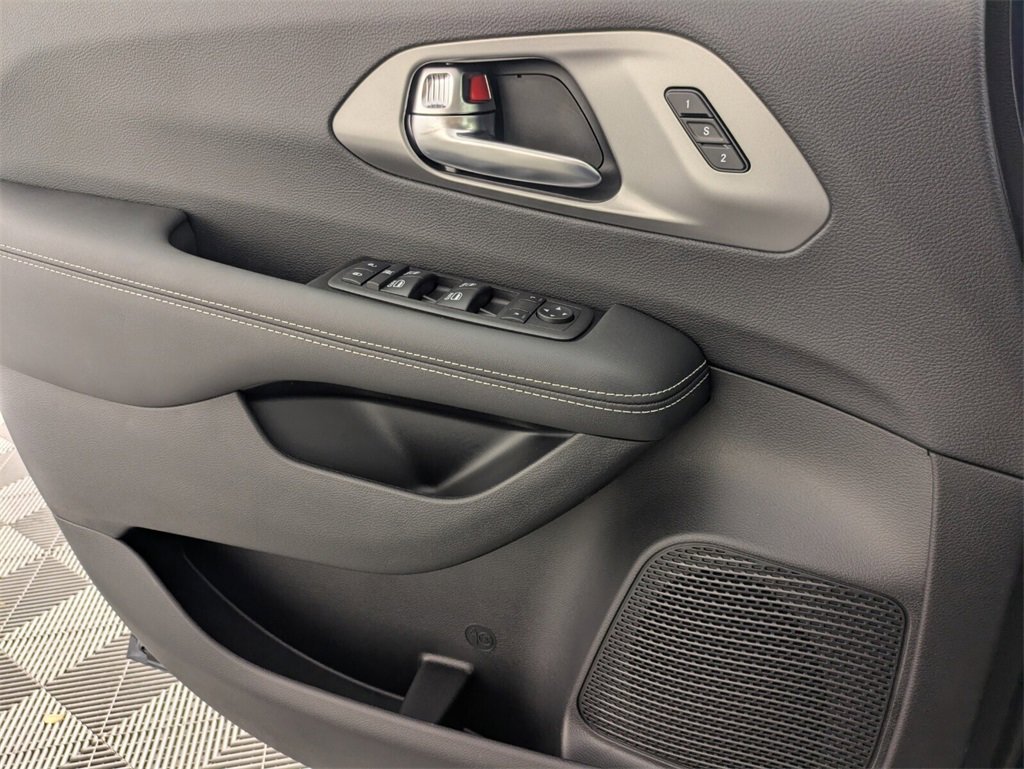 2025 Chrysler Pacifica photo 25