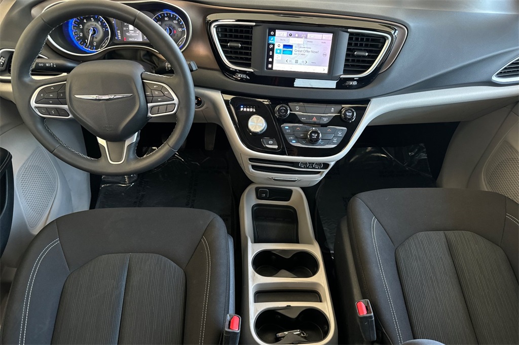 2022 Chrysler Voyager LX photo 11
