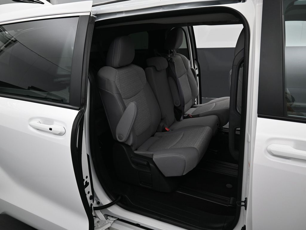 2025 Toyota Sienna LE photo 29