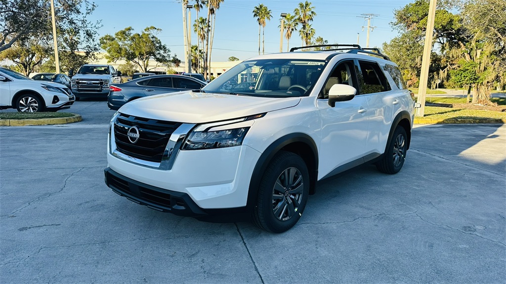 2025 Nissan Pathfinder SV photo 2