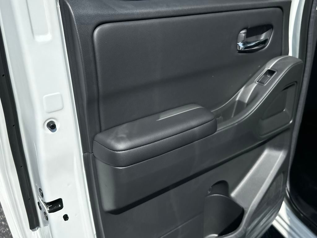 2025 Nissan Frontier SV photo 14